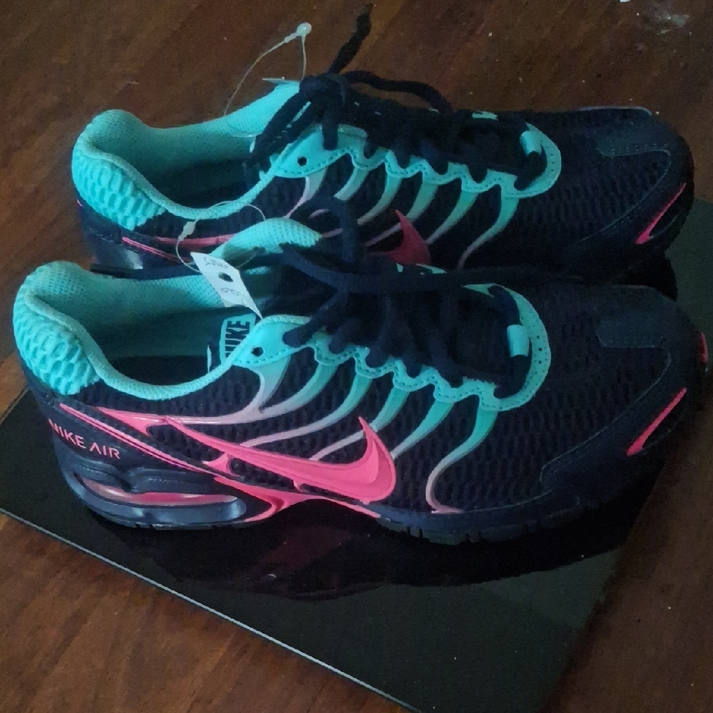 Nike Black and Pink Athletic Shoes with Dynamic Design